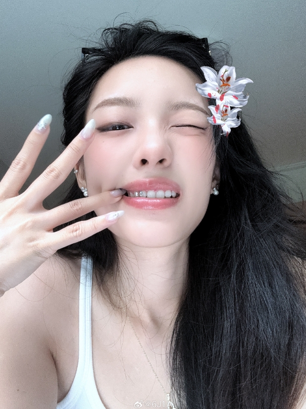 AG CF分部女选手6J1A晒照：果然女人才是世界上最美好的