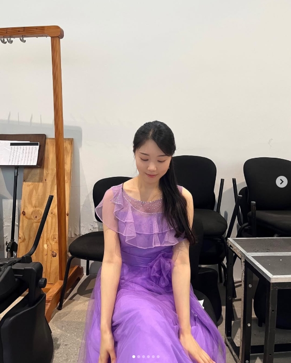 小吕布粉丝集合！😍Gumayusi姐姐晒照：吉他演奏的紫色礼服！