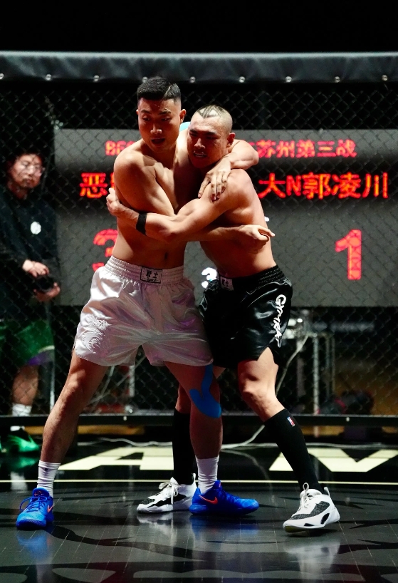 🥊打球还可以打架！恶鼠发明八角笼篮球 单挑中一拳将大N给TKO