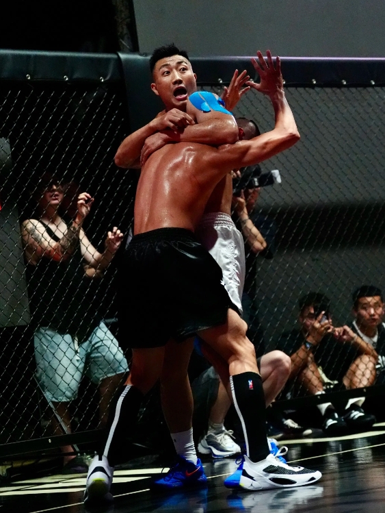 🥊打球还可以打架！恶鼠发明八角笼篮球 单挑中一拳将大N给TKO