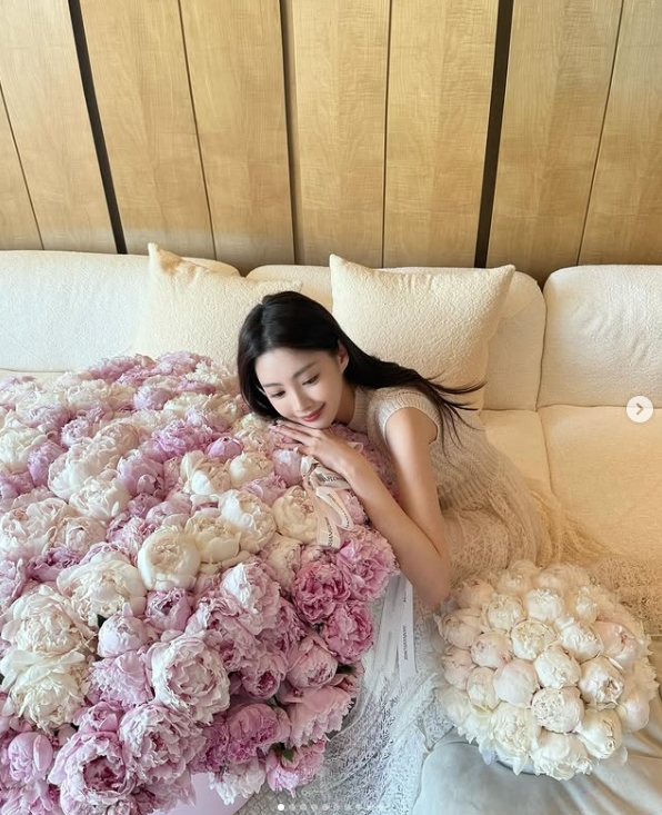 Ming绯闻女友1saye晒美照：🌸🍬🍽️五月