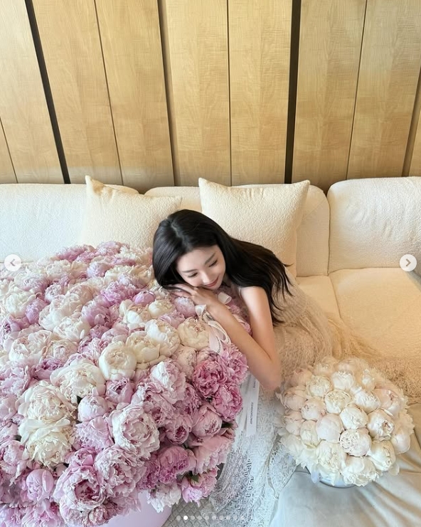 Ming绯闻女友1saye晒美照：🌸🍬🍽️五月