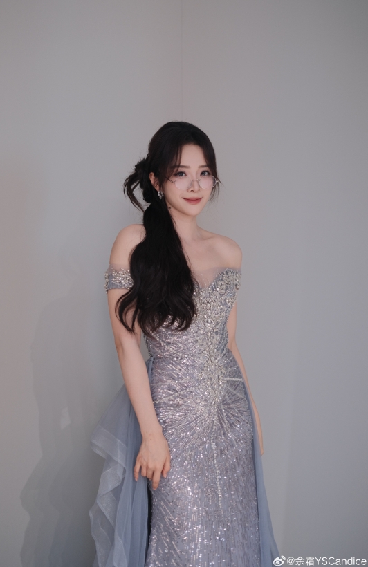 管哥又有新皮肤了！余霜晒照：第一次浅浅尝试仿妆张靓颖老师的九万字造型