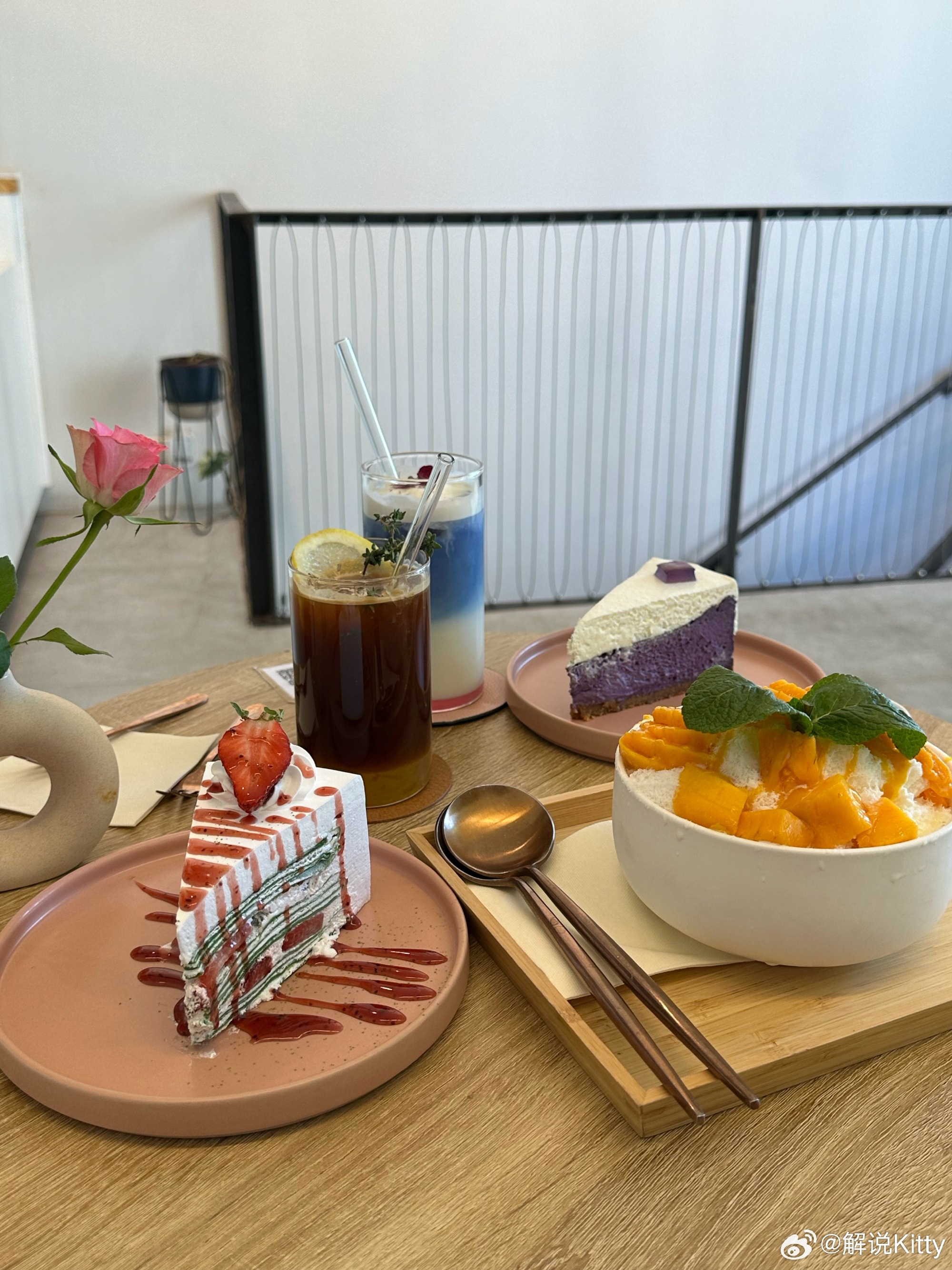 前英文流解说Kitty分享自拍美照：“爱吃草莓奶油蛋糕🍓🍰”