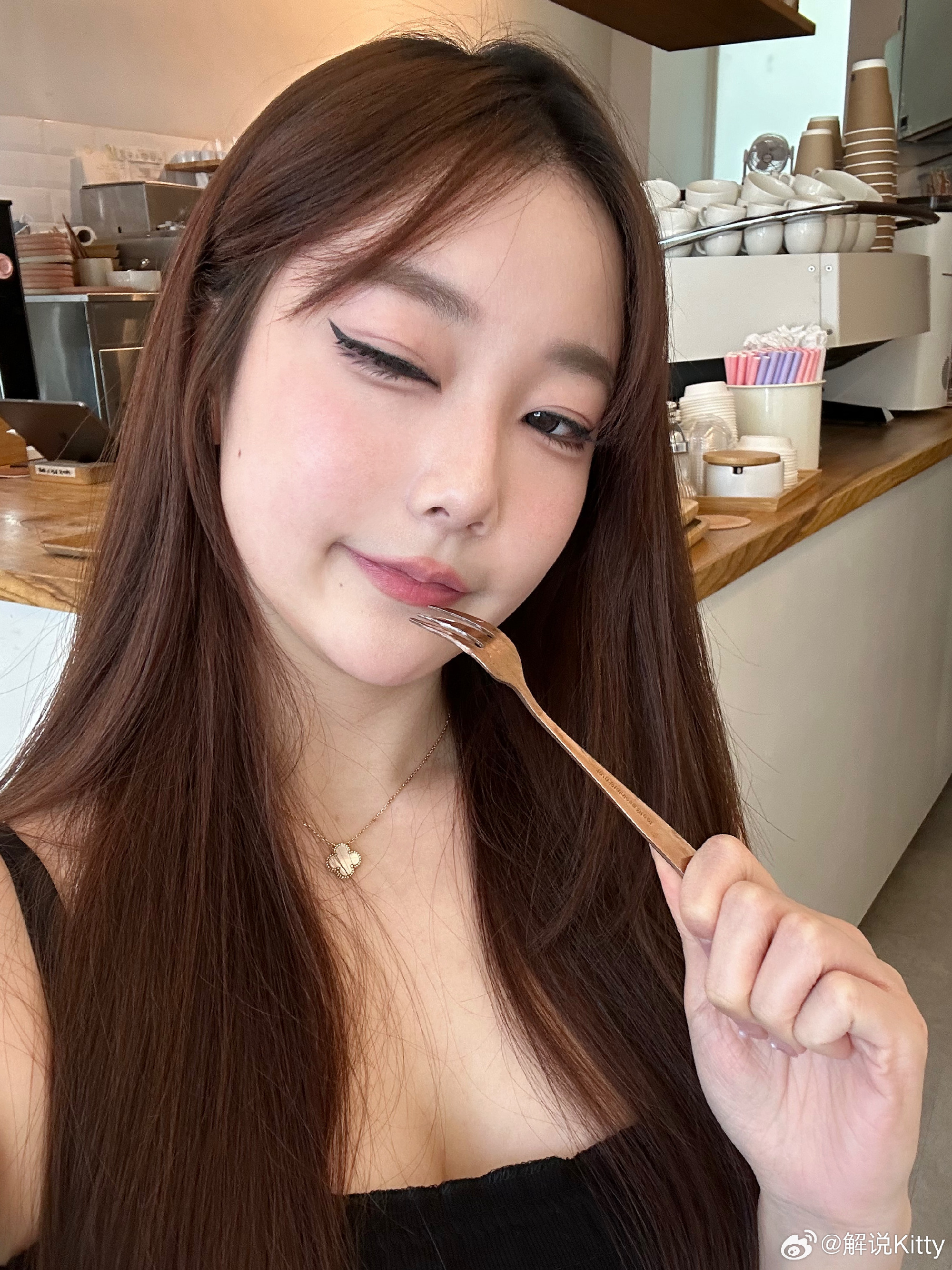 前英文流解说Kitty分享自拍美照：“爱吃草莓奶油蛋糕🍓🍰”