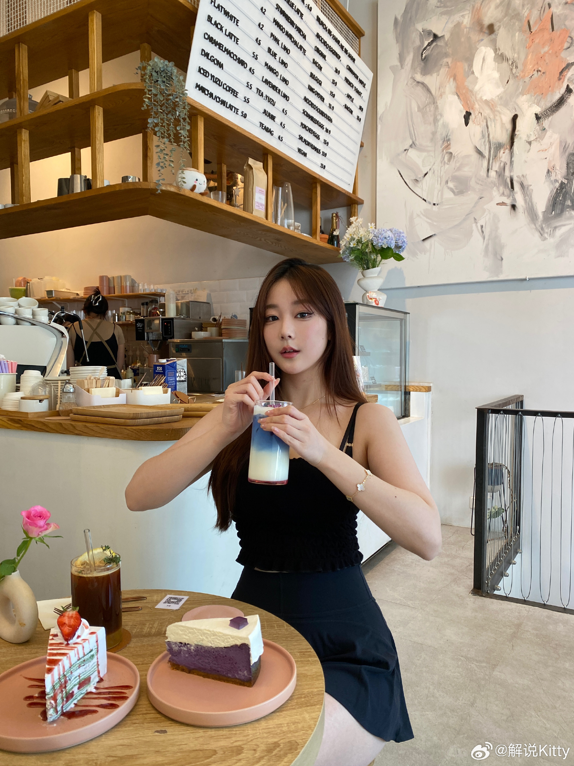 前英文流解说Kitty分享自拍美照：“爱吃草莓奶油蛋糕🍓🍰”