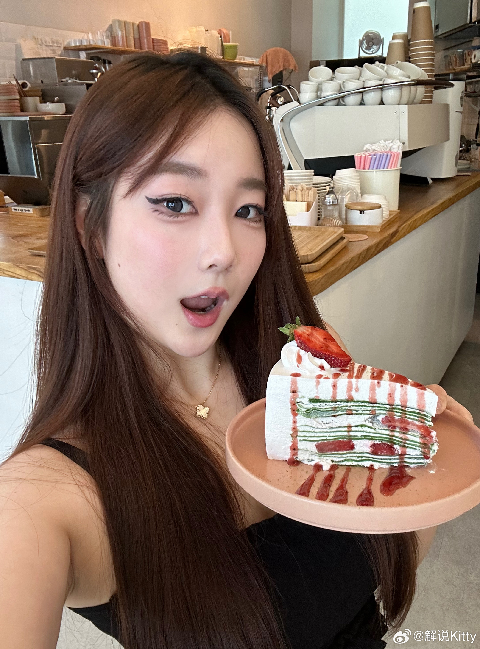 前英文流解说Kitty分享自拍美照：“爱吃草莓奶油蛋糕🍓🍰”