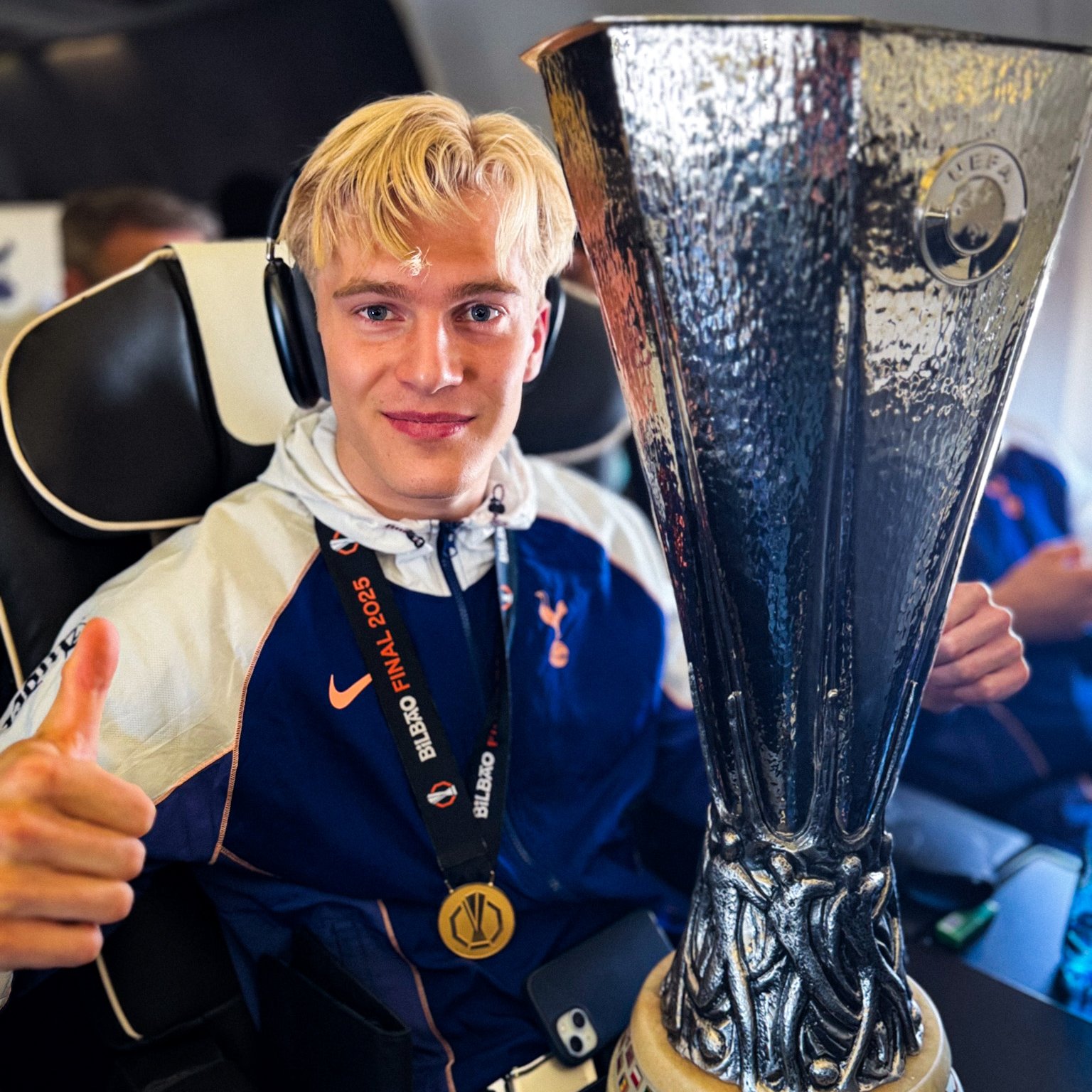 载誉归来！🏆热刺全队携奖杯归国，孙兴慜戴奖牌开心合影🏅