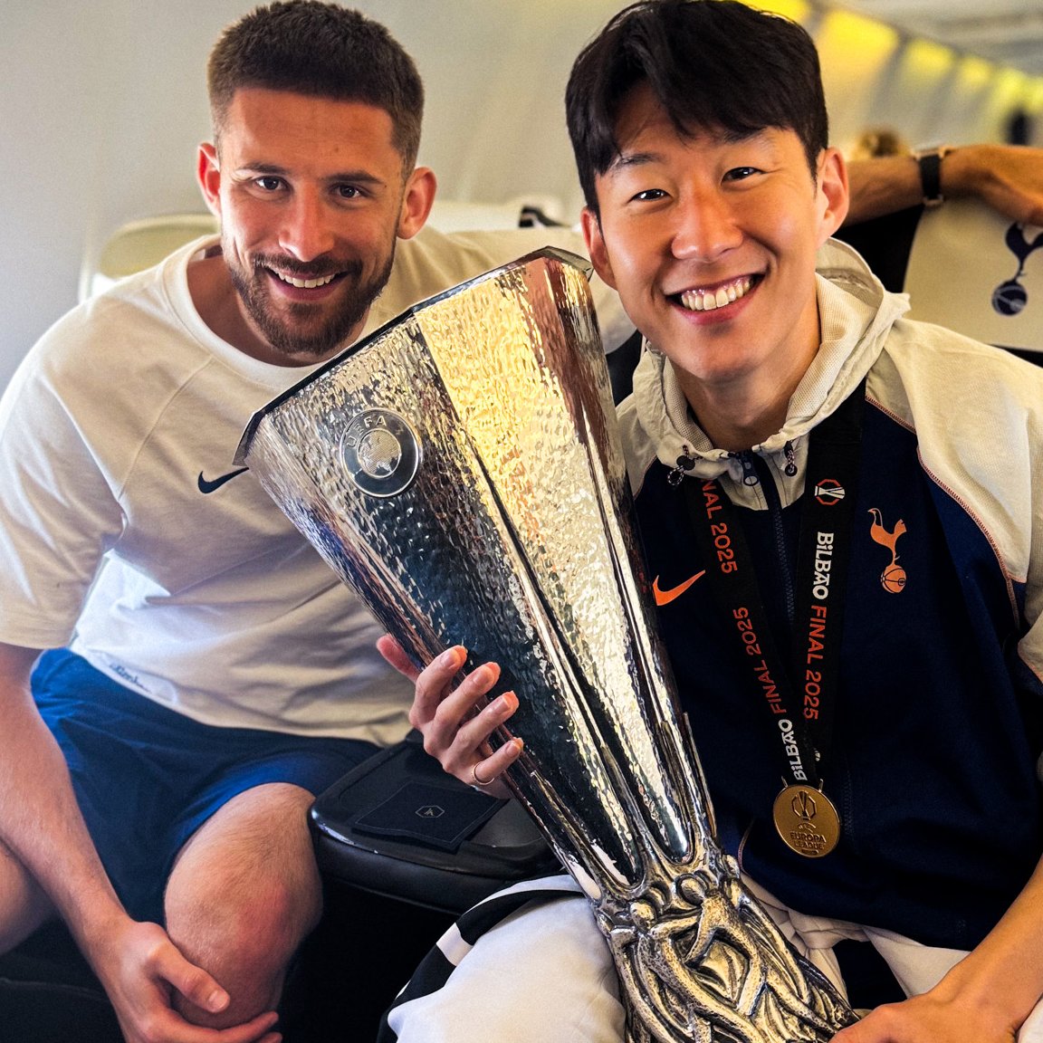 载誉归来！🏆热刺全队携奖杯归国，孙兴慜戴奖牌开心合影🏅