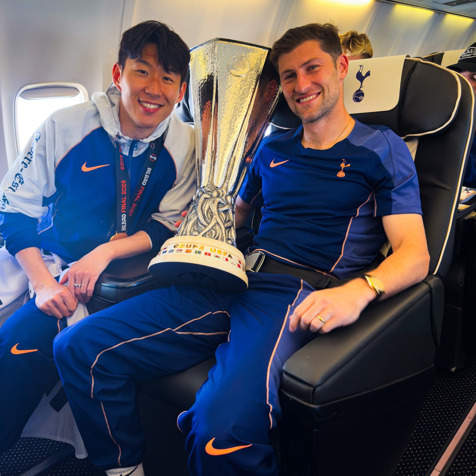 载誉归来！🏆热刺全队携奖杯归国，孙兴慜戴奖牌开心合影🏅