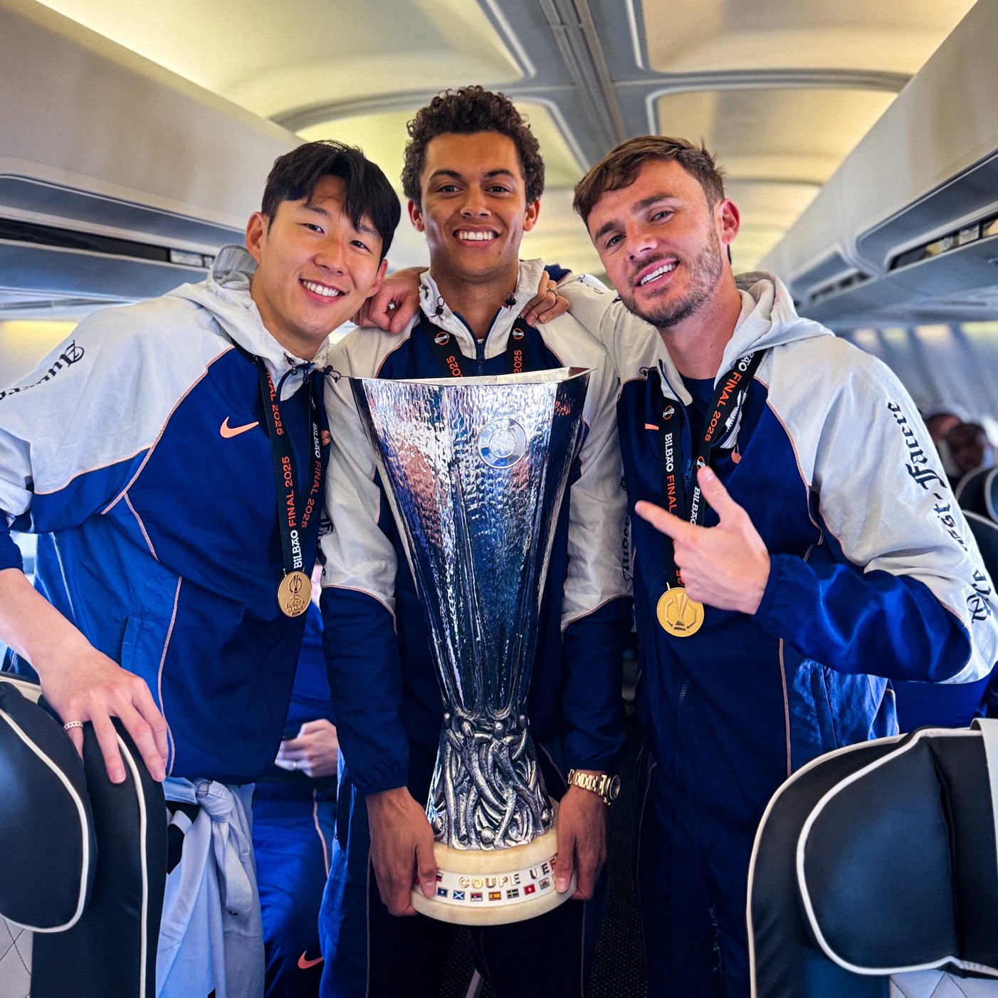 载誉归来！🏆热刺全队携奖杯归国，孙兴慜戴奖牌开心合影🏅