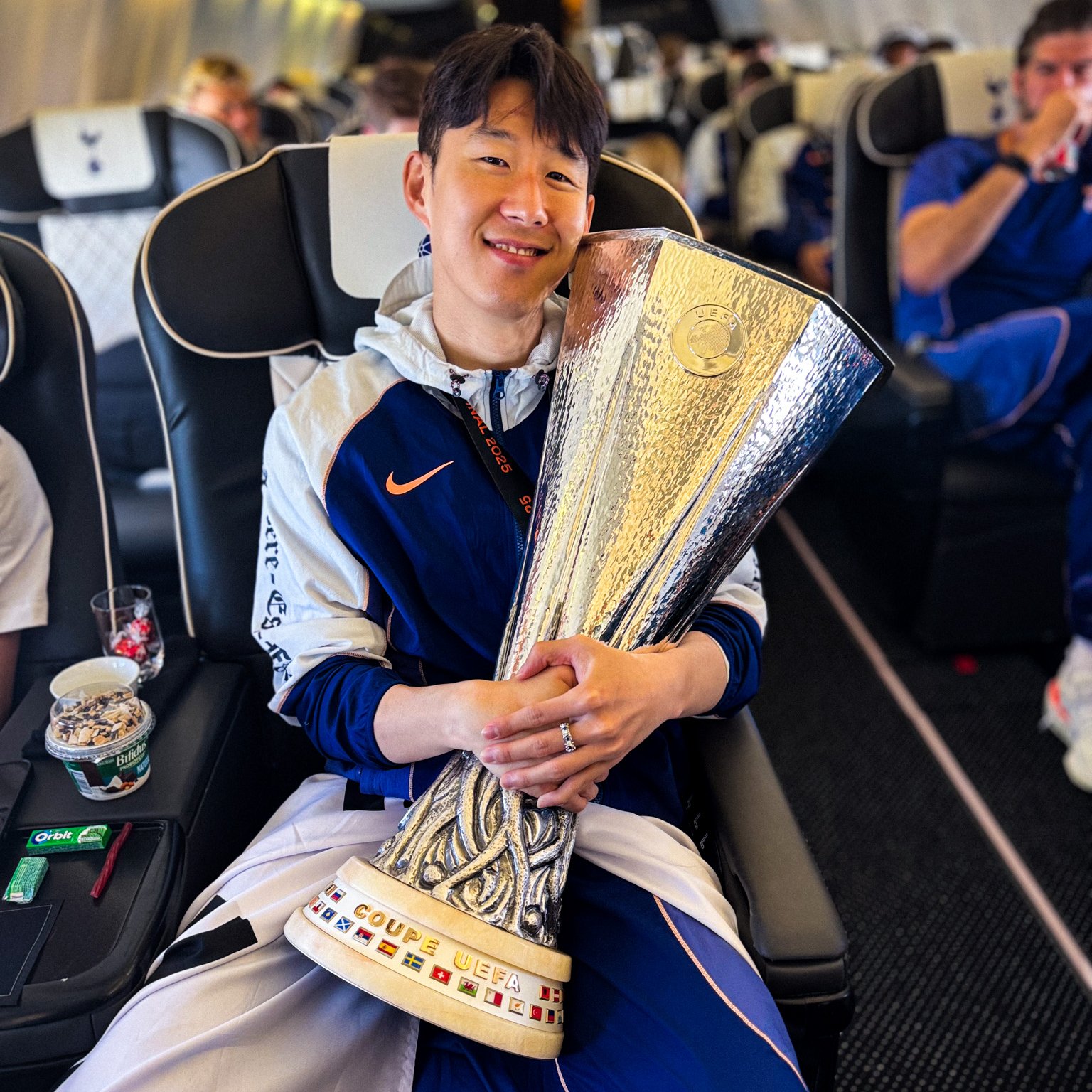 载誉归来！🏆热刺全队携奖杯归国，孙兴慜戴奖牌开心合影🏅