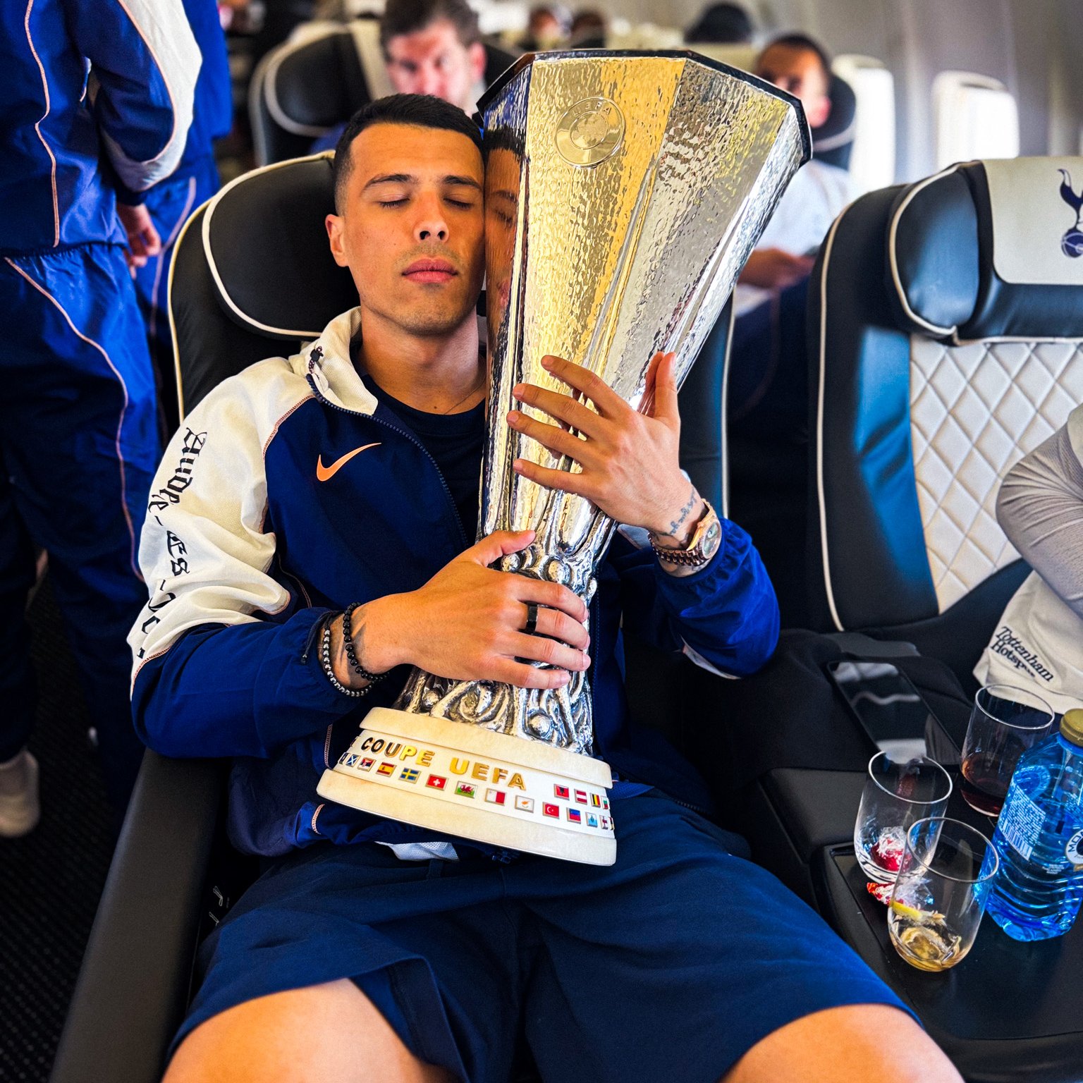 载誉归来！🏆热刺全队携奖杯归国，孙兴慜戴奖牌开心合影🏅