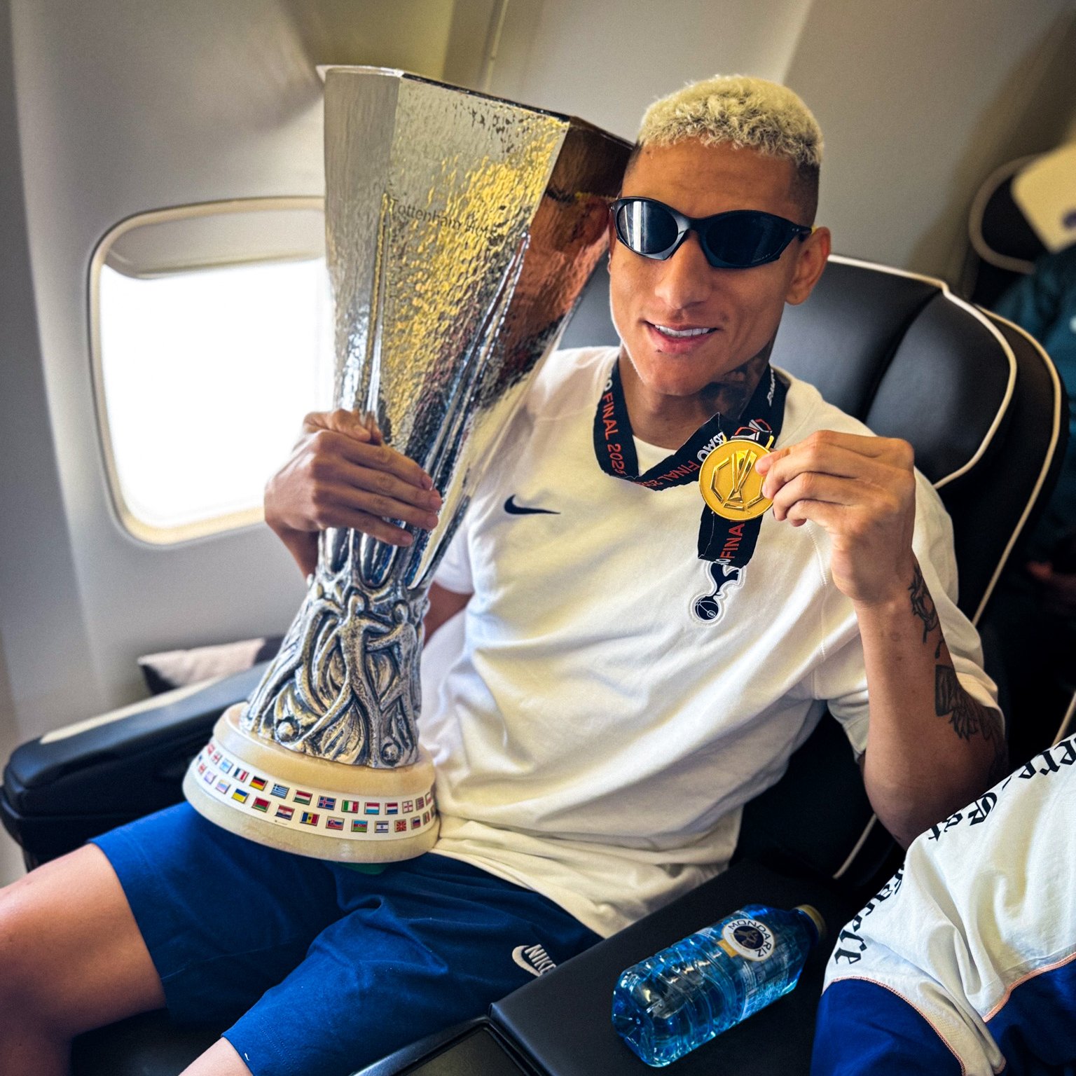 载誉归来！🏆热刺全队携奖杯归国，孙兴慜戴奖牌开心合影🏅