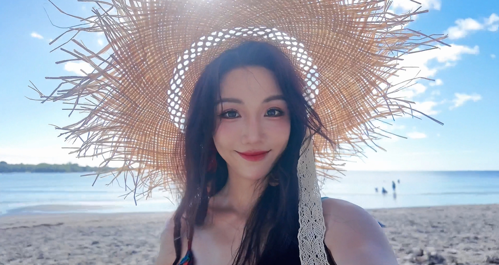 KPL美女解说小鹿晒照：今天的ootd是樱桃热辣🍒加鹿鹿