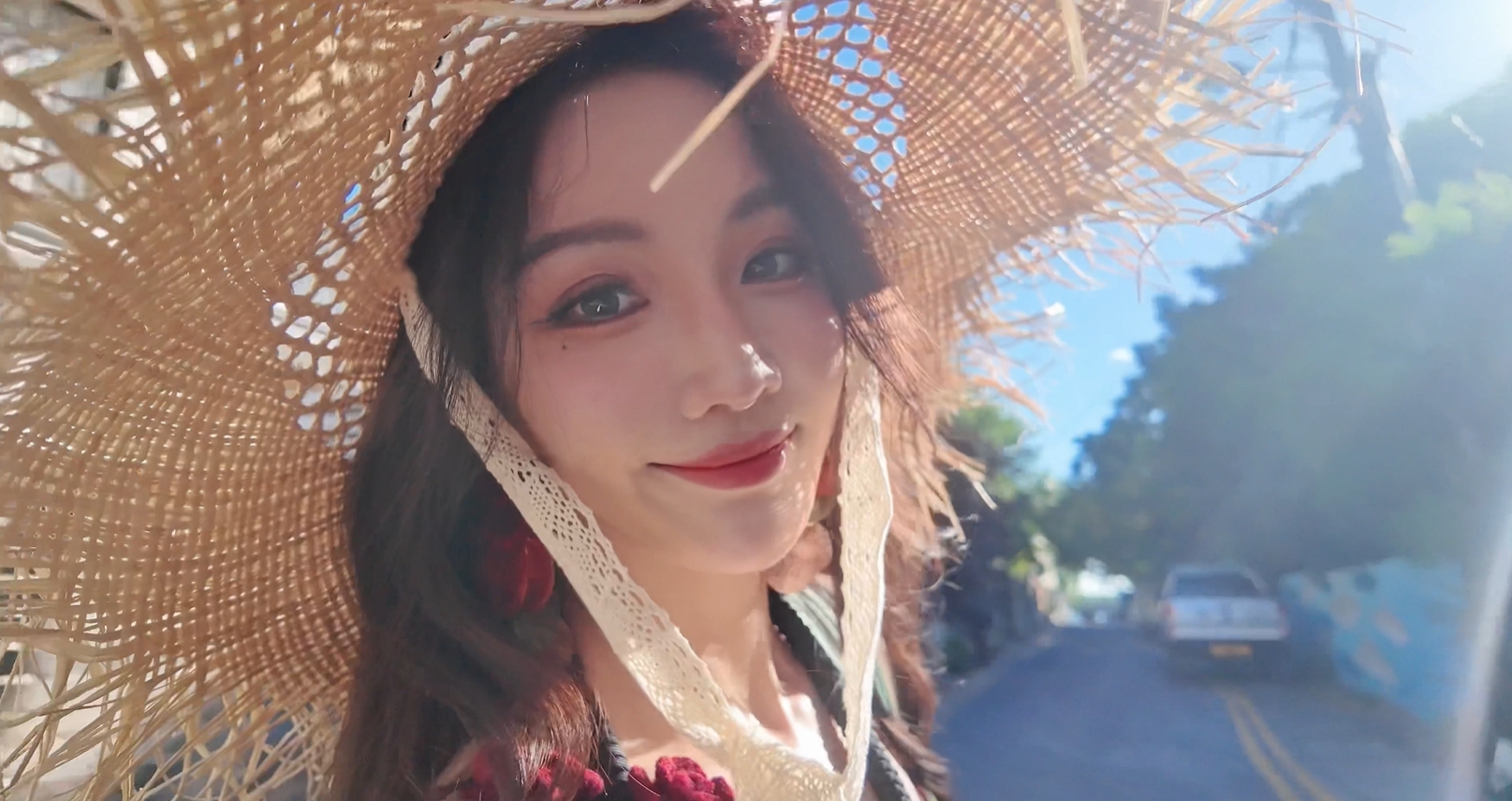 KPL美女解说小鹿晒照：今天的ootd是樱桃热辣🍒加鹿鹿