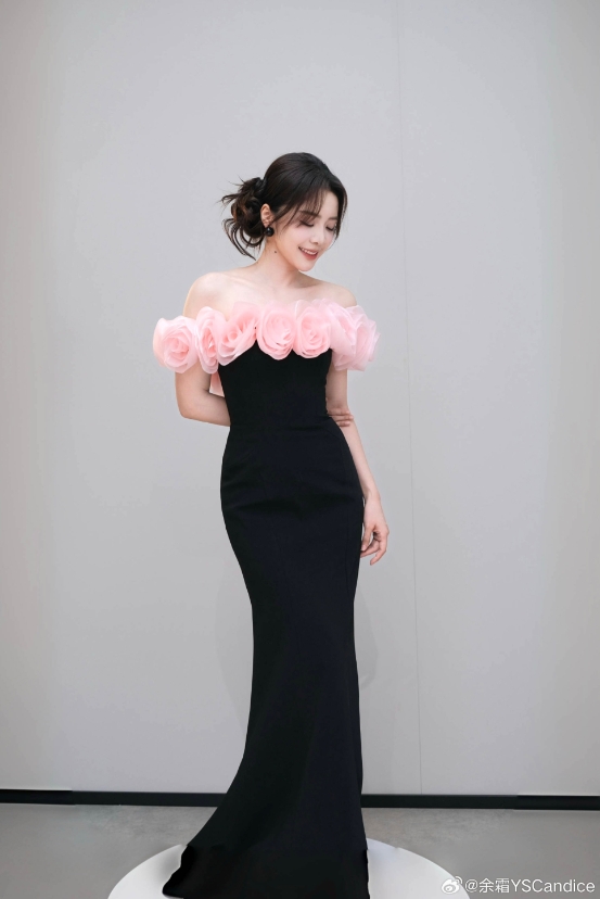 又有新皮肤！余霜晒照：一字肩礼服就是一穿一个不吱声！