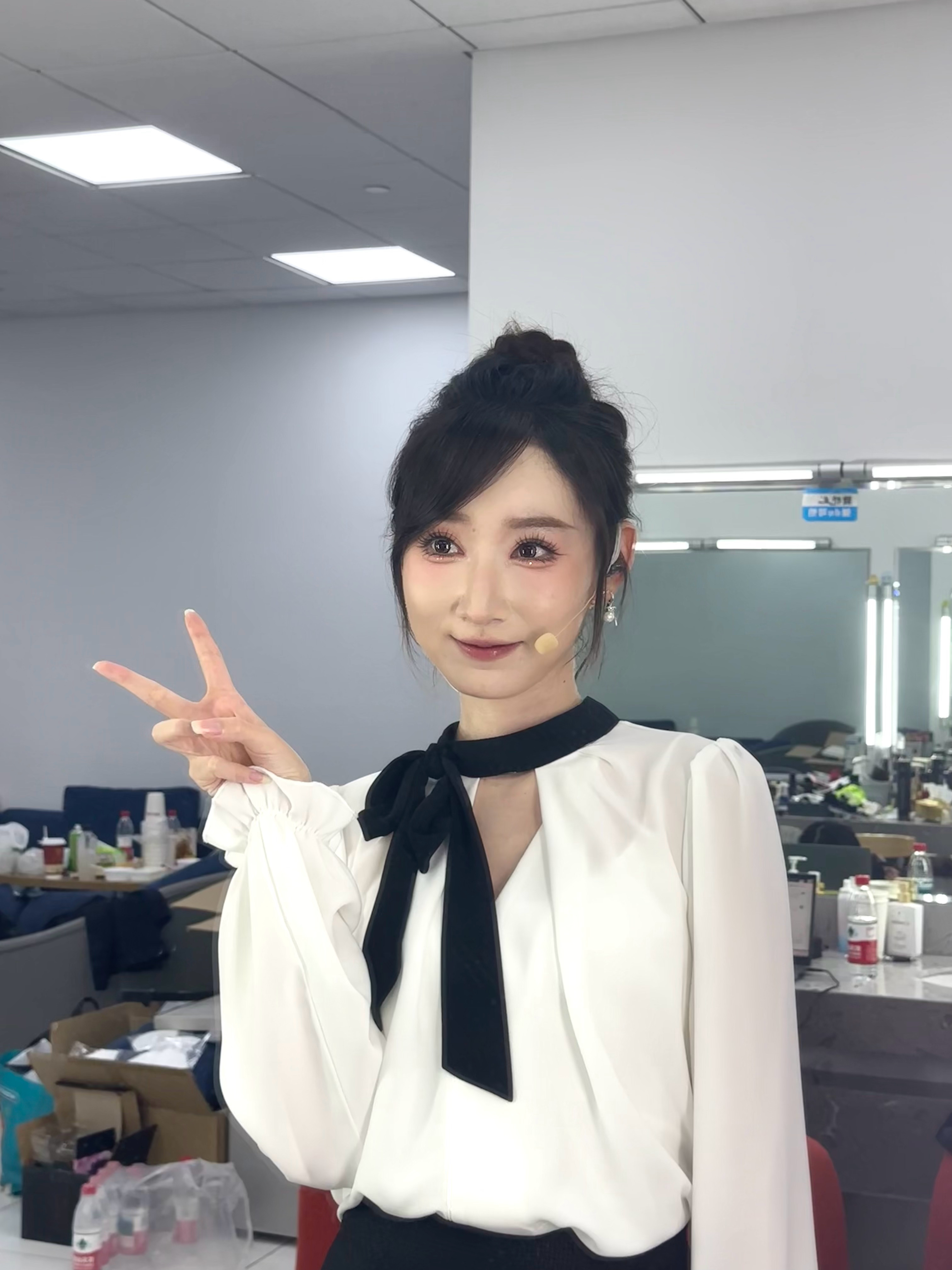女主持人童童晒照：明天去手游上班，后天去大姿庄园做客了~