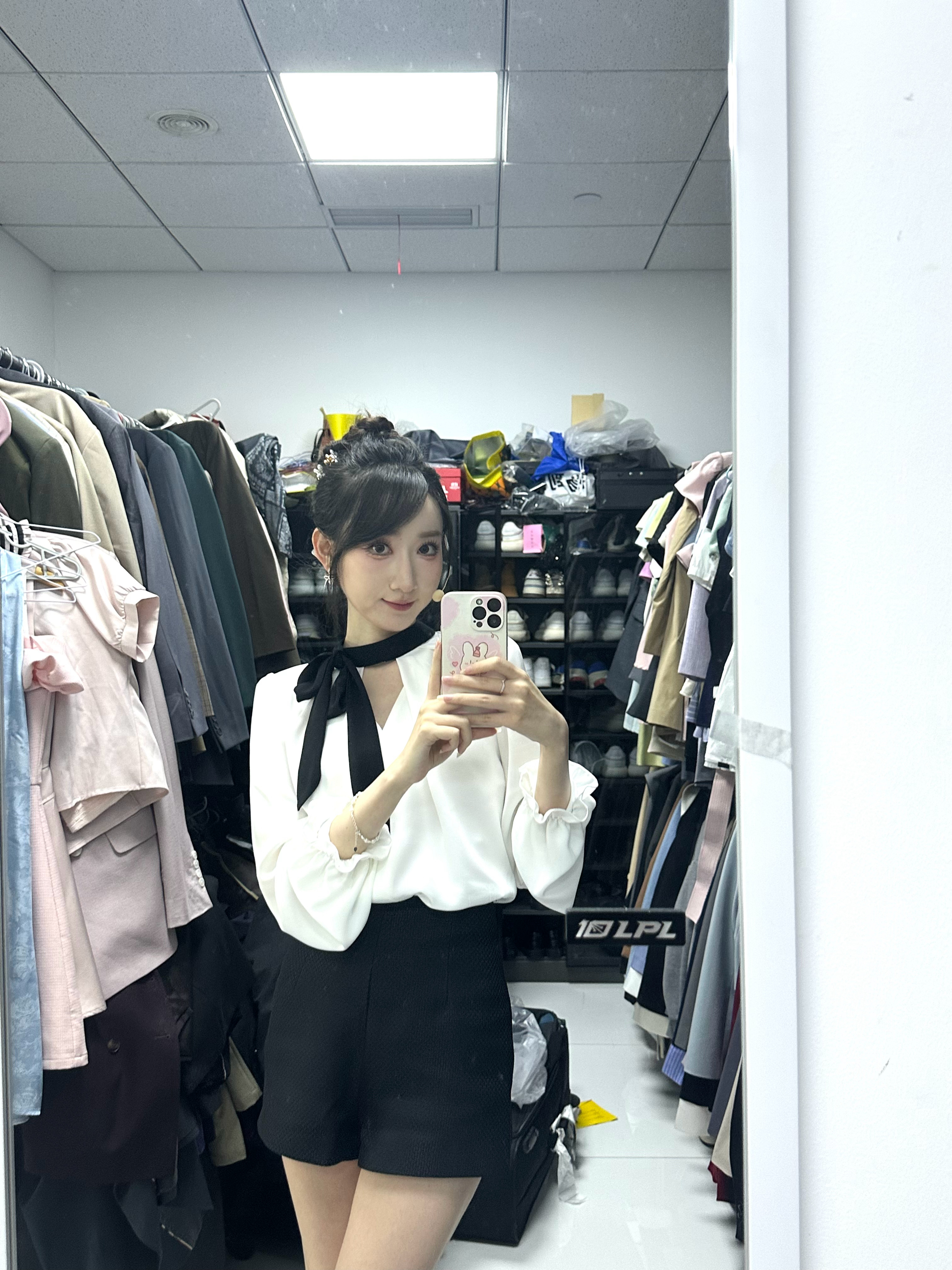 女主持人童童晒照：明天去手游上班，后天去大姿庄园做客了~