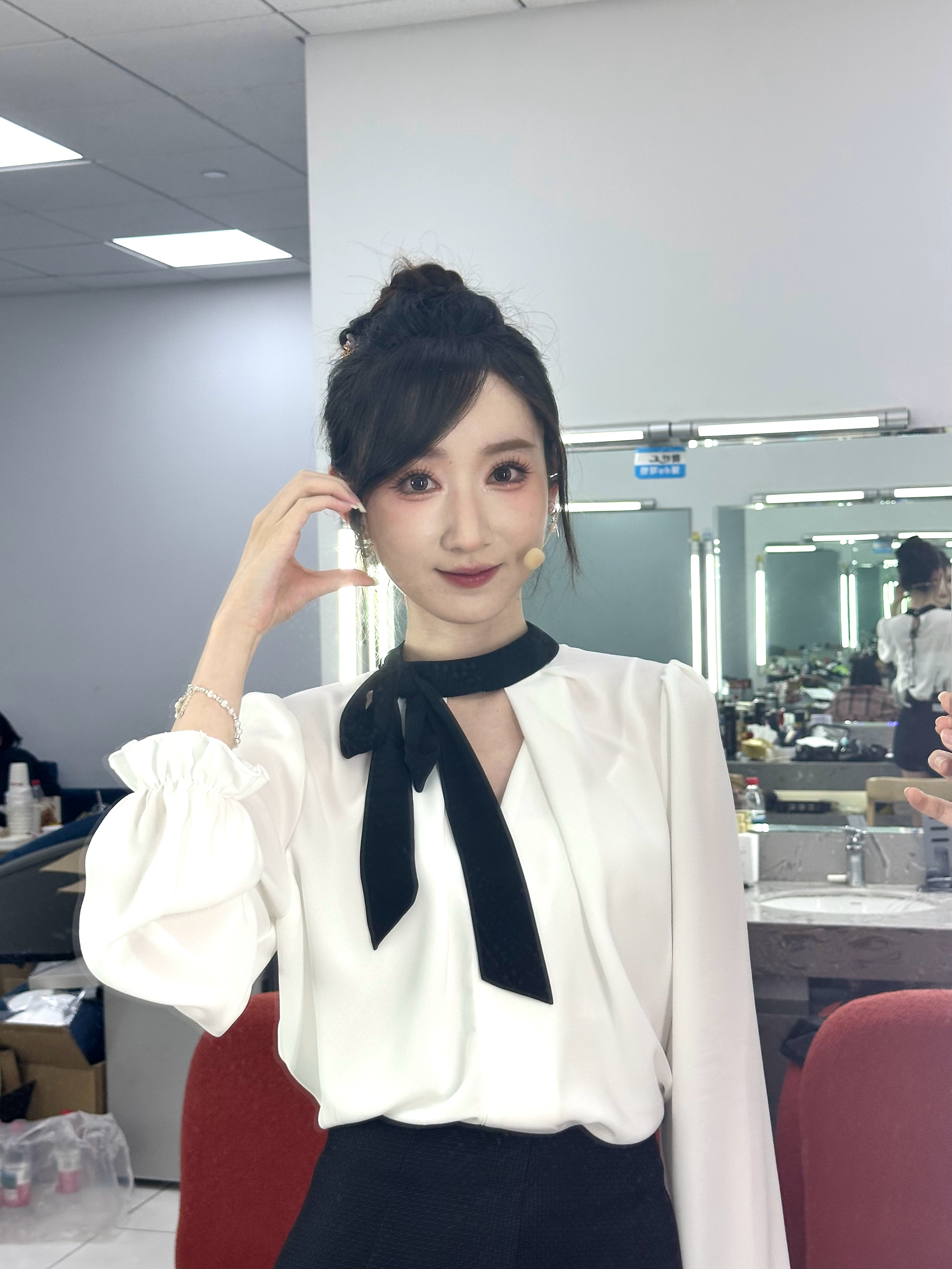 女主持人童童晒照：明天去手游上班，后天去大姿庄园做客了~