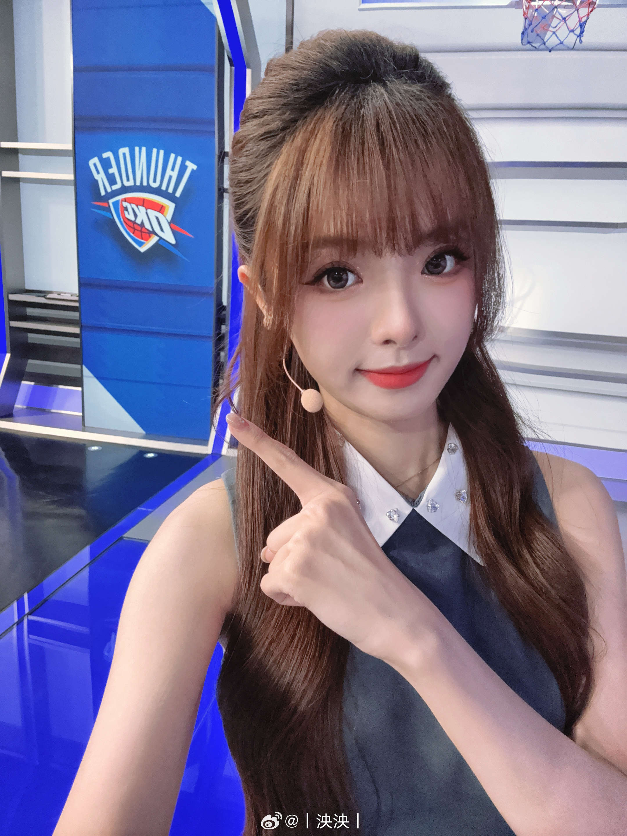 解说完NBA太开心了！解说泱泱晒照：下班之后 阳光正好