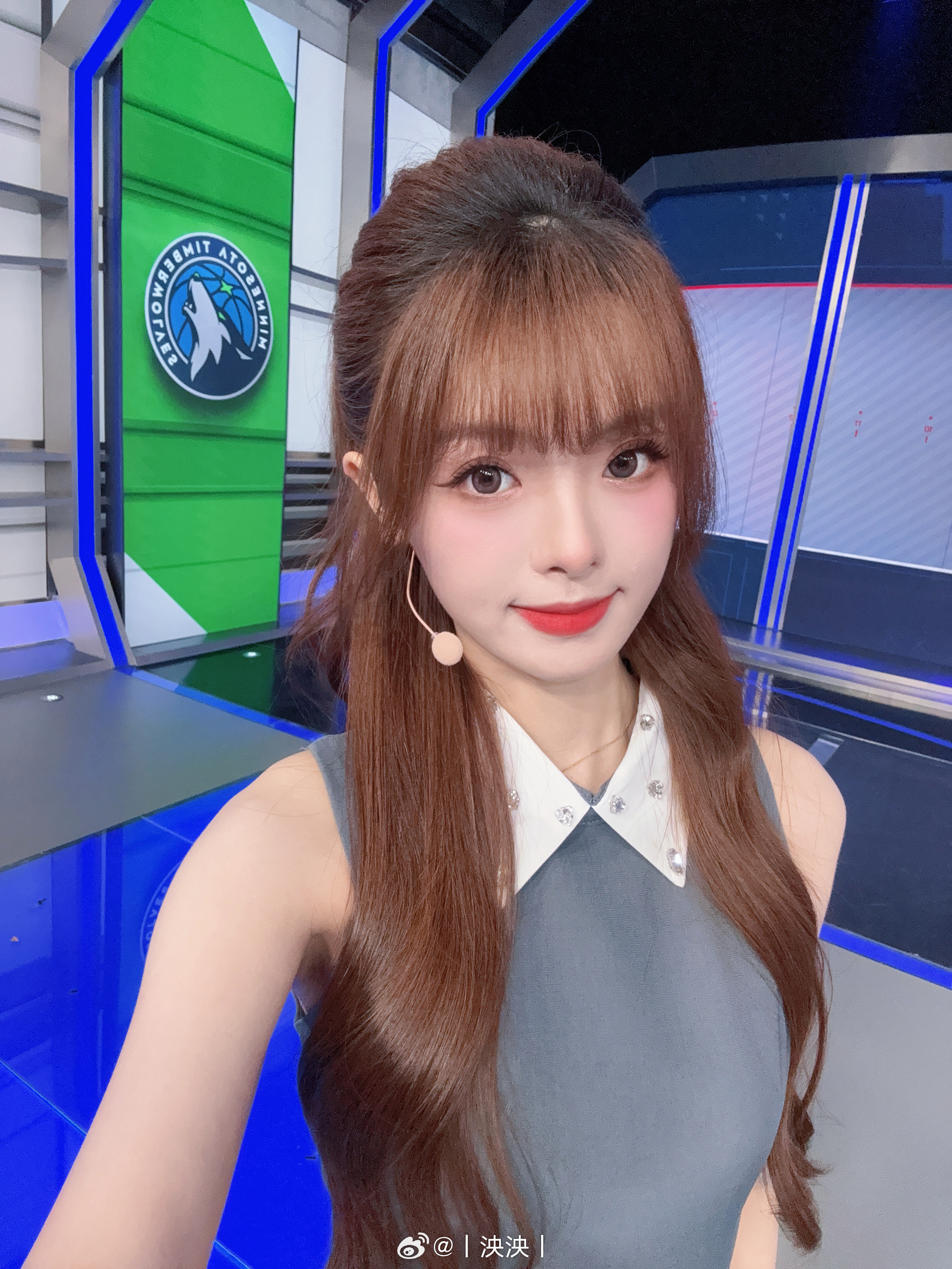 解说完NBA太开心了！解说泱泱晒照：下班之后 阳光正好