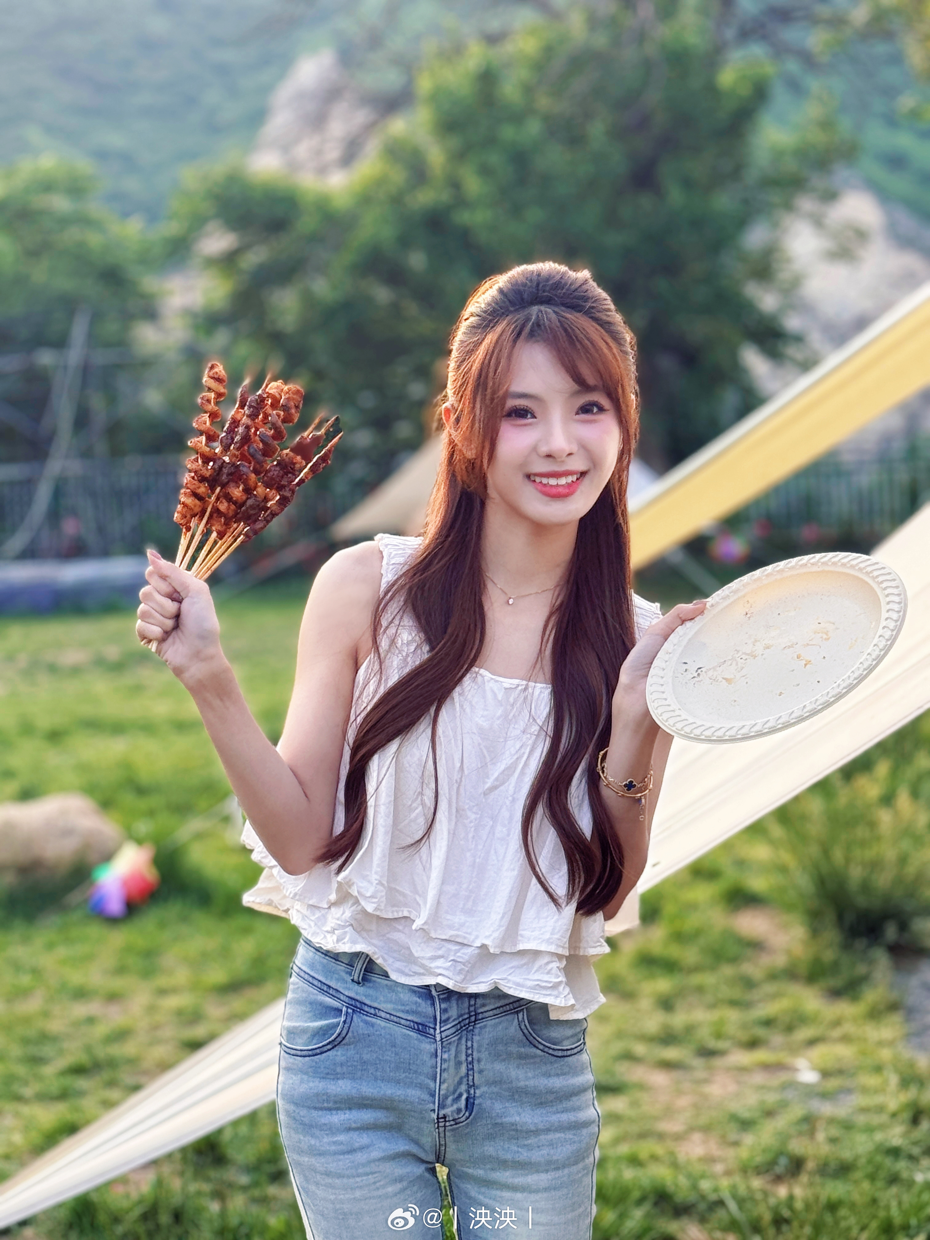 解说完NBA太开心了！解说泱泱晒照：下班之后 阳光正好