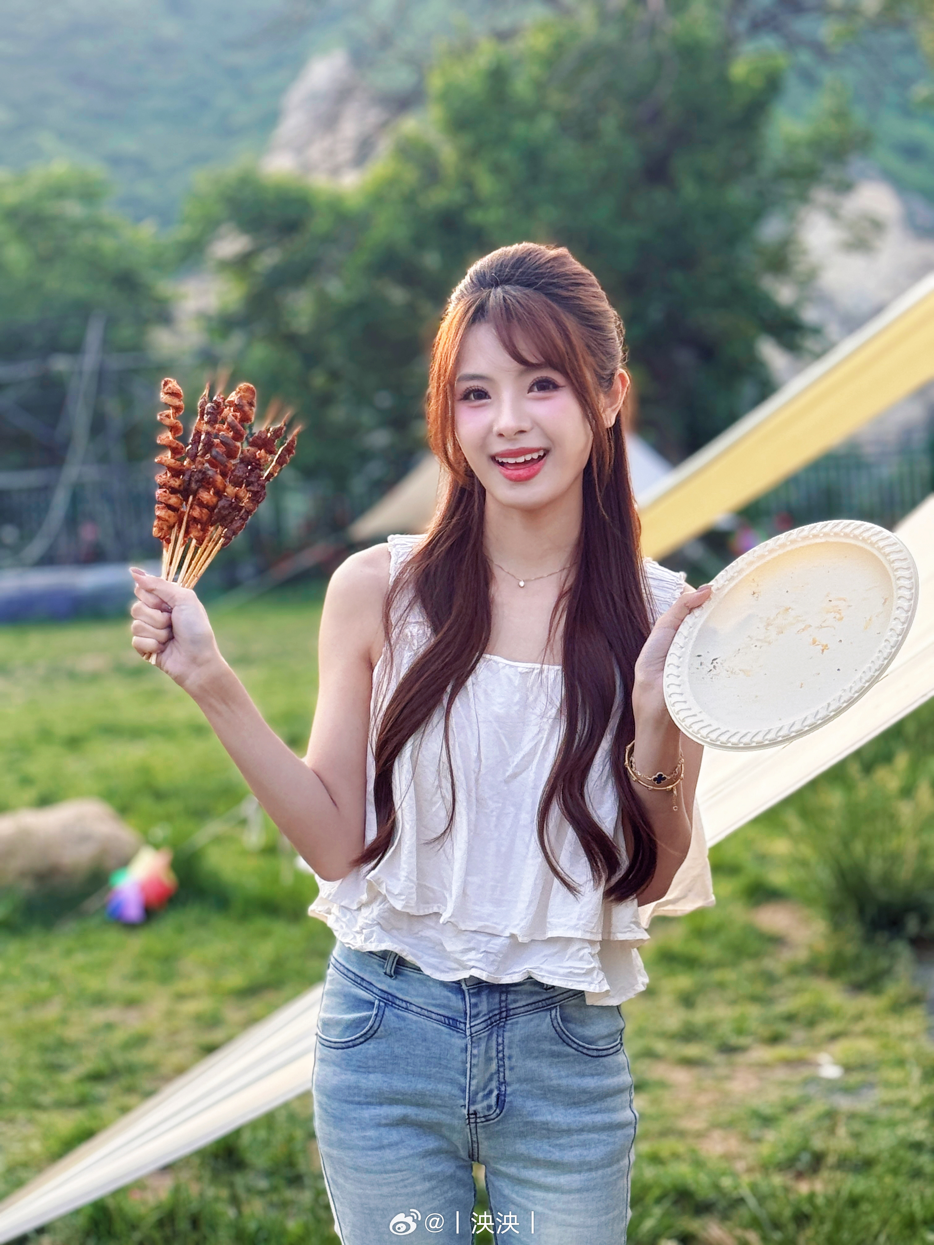 解说完NBA太开心了！解说泱泱晒照：下班之后 阳光正好