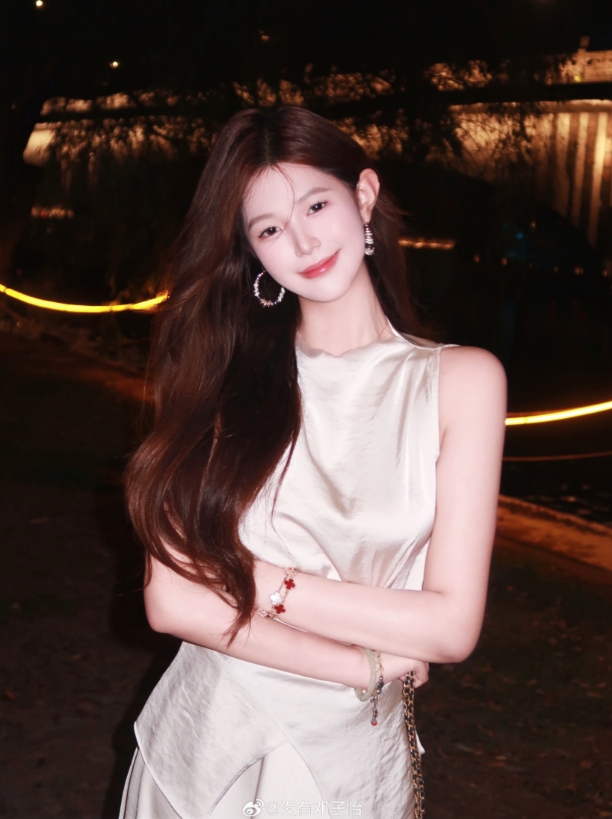 Meiko女友邓子怡晒照：被夜晚偏爱✨