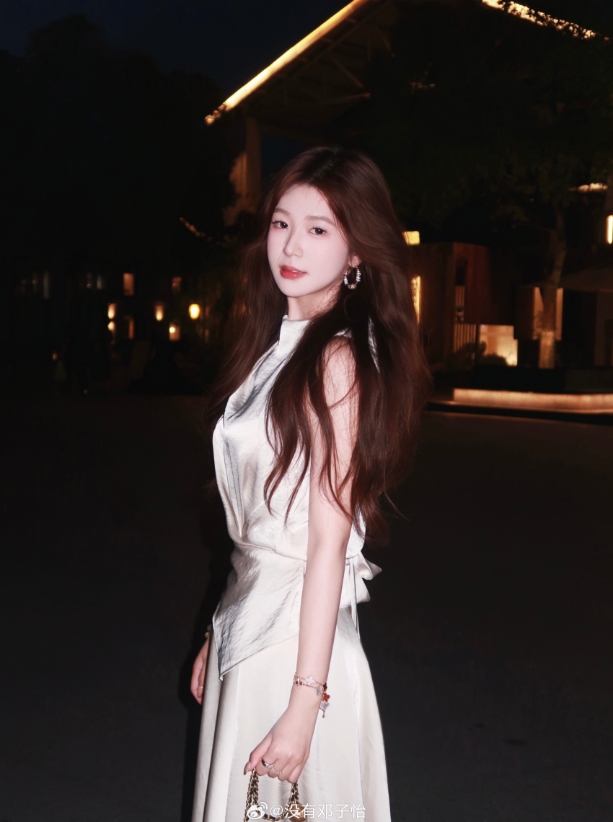 Meiko女友邓子怡晒照：被夜晚偏爱✨