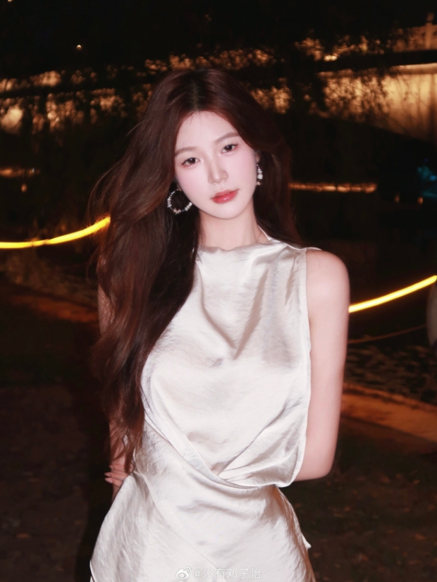 Meiko女友邓子怡晒照：被夜晚偏爱✨