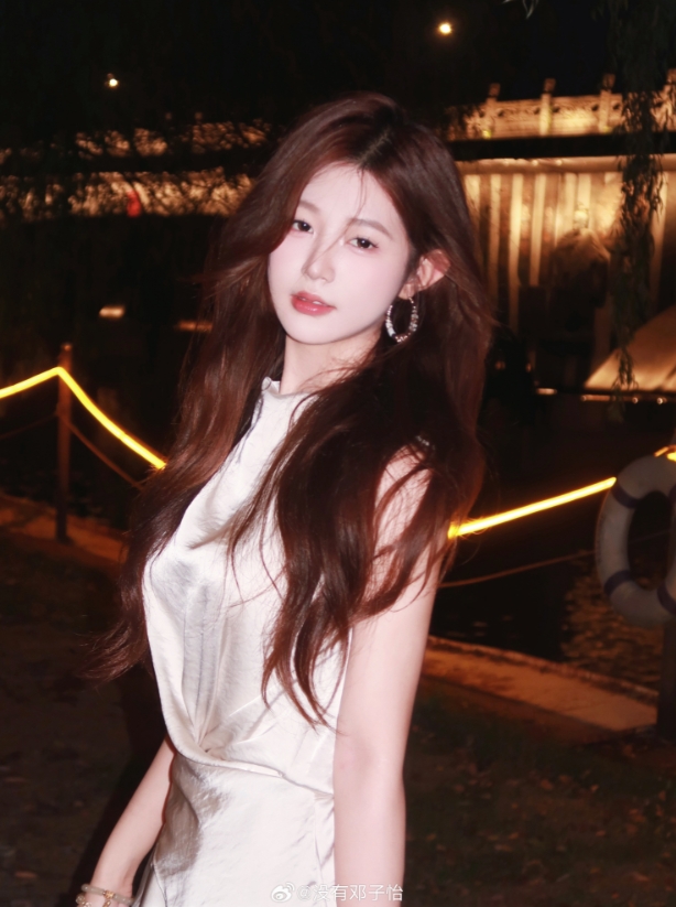 Meiko女友邓子怡晒照：被夜晚偏爱✨