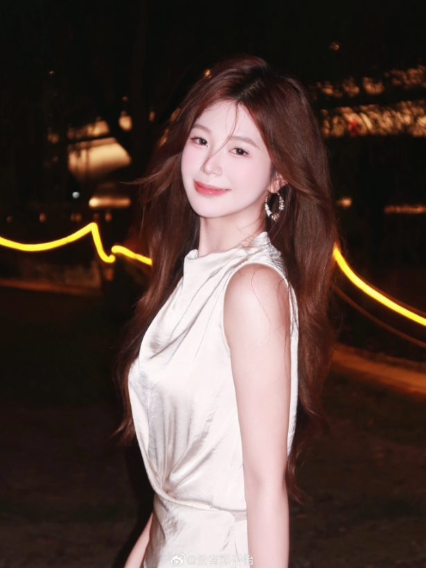 Meiko女友邓子怡晒照：被夜晚偏爱✨
