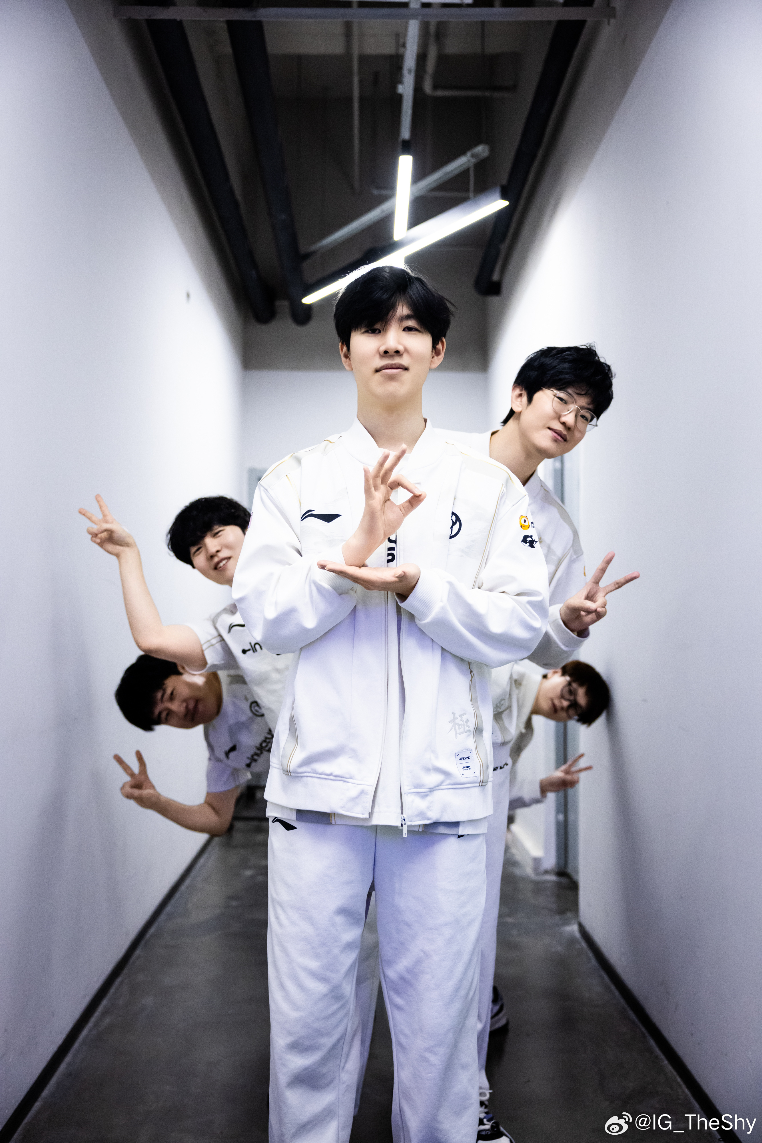 抽象千手观音！TheShy赛后更博：11胜+季后赛加油
