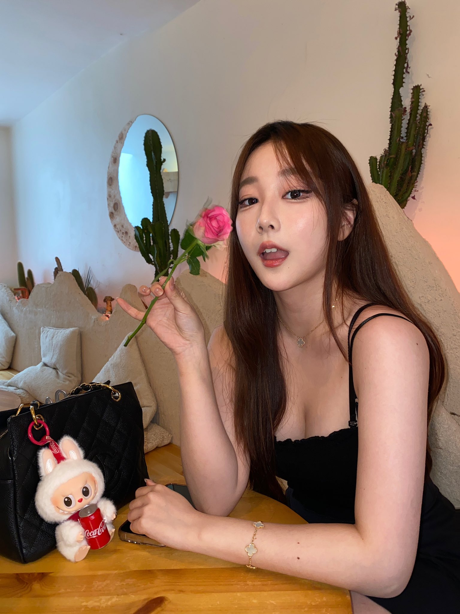 前英文流解说Kitty社媒更新自拍：“这朵花是送给你的🌸~”