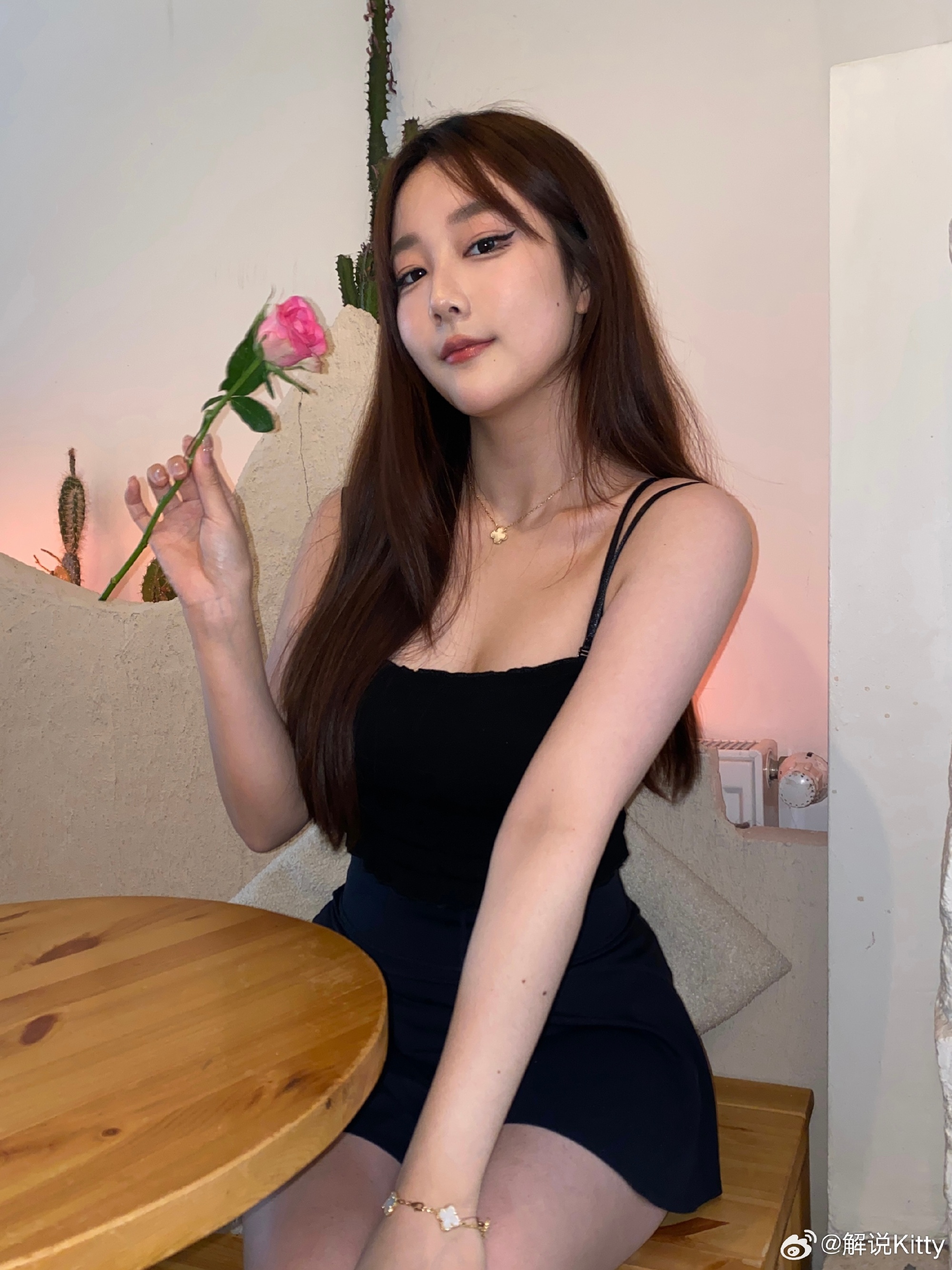 前英文流解说Kitty社媒更新自拍：“这朵花是送给你的🌸~”