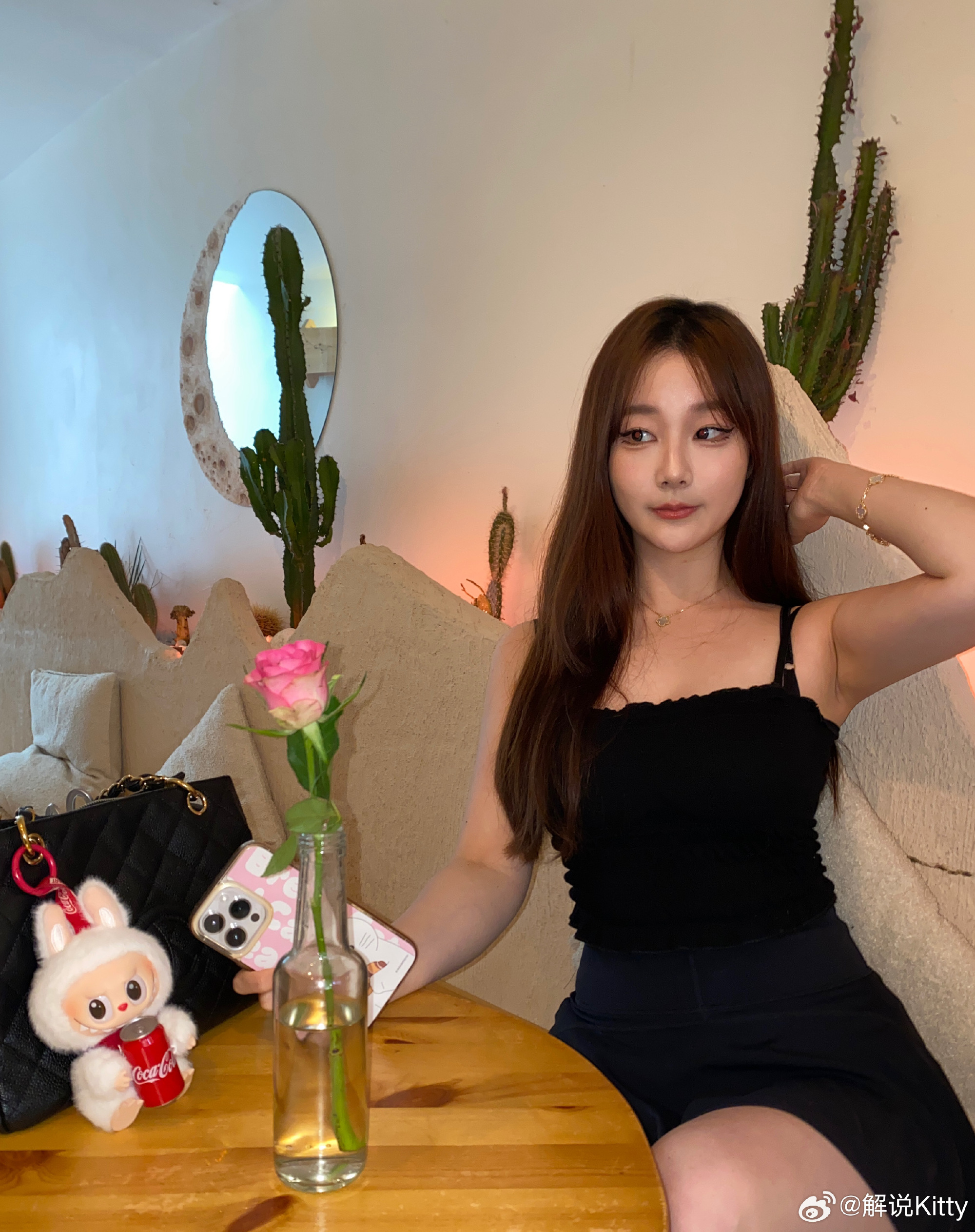 前英文流解说Kitty社媒更新自拍：“这朵花是送给你的🌸~”