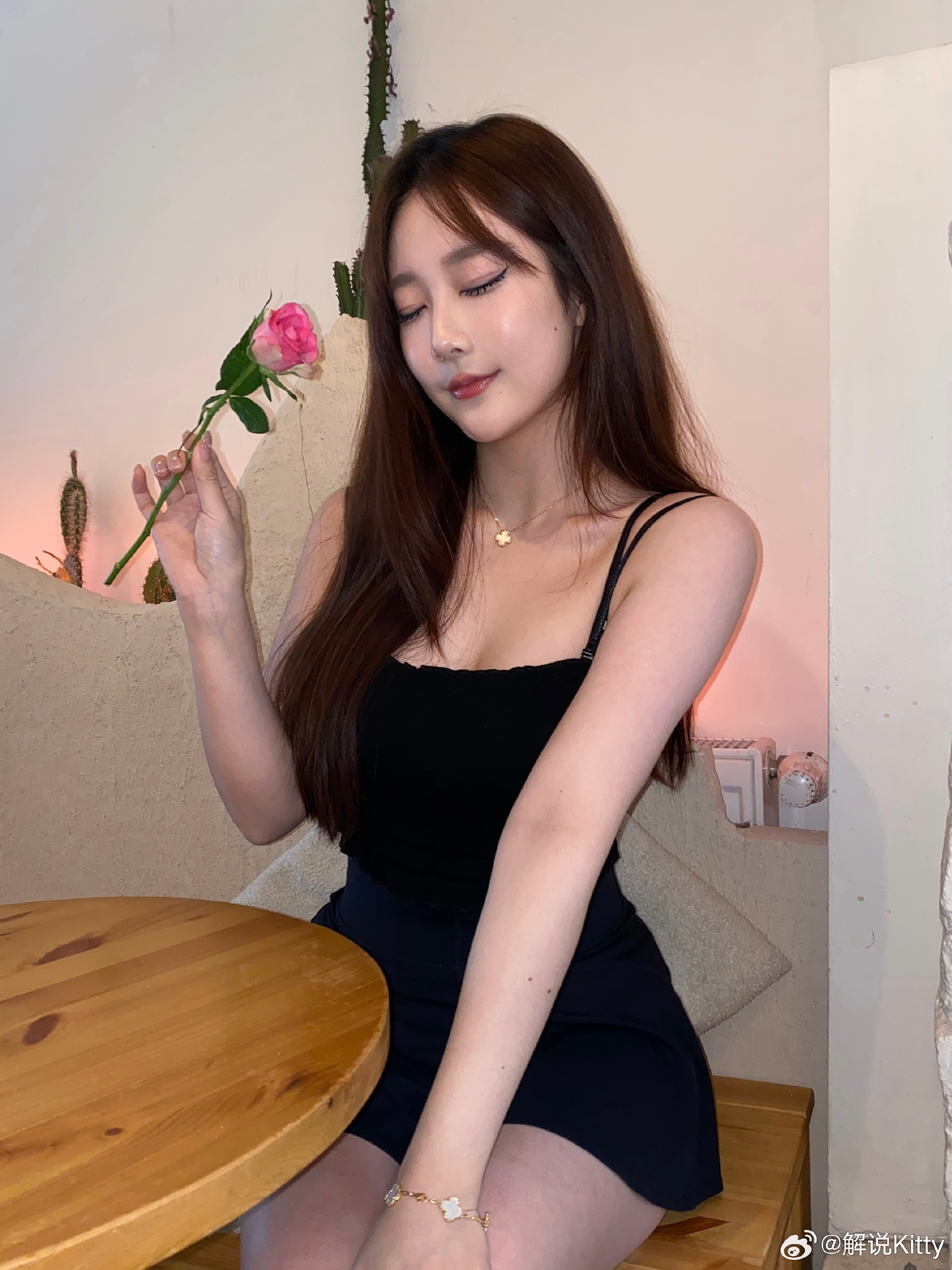 前英文流解说Kitty社媒更新自拍：“这朵花是送给你的🌸~”