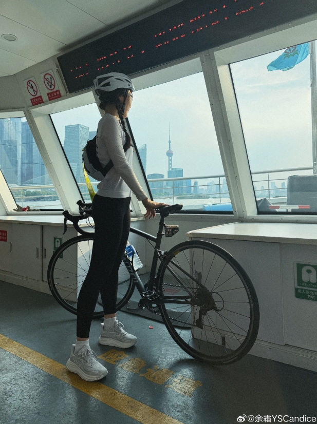 LPL女主持余霜晒骑行照：在上海的第一次骑行就在滨江骑行一个来回