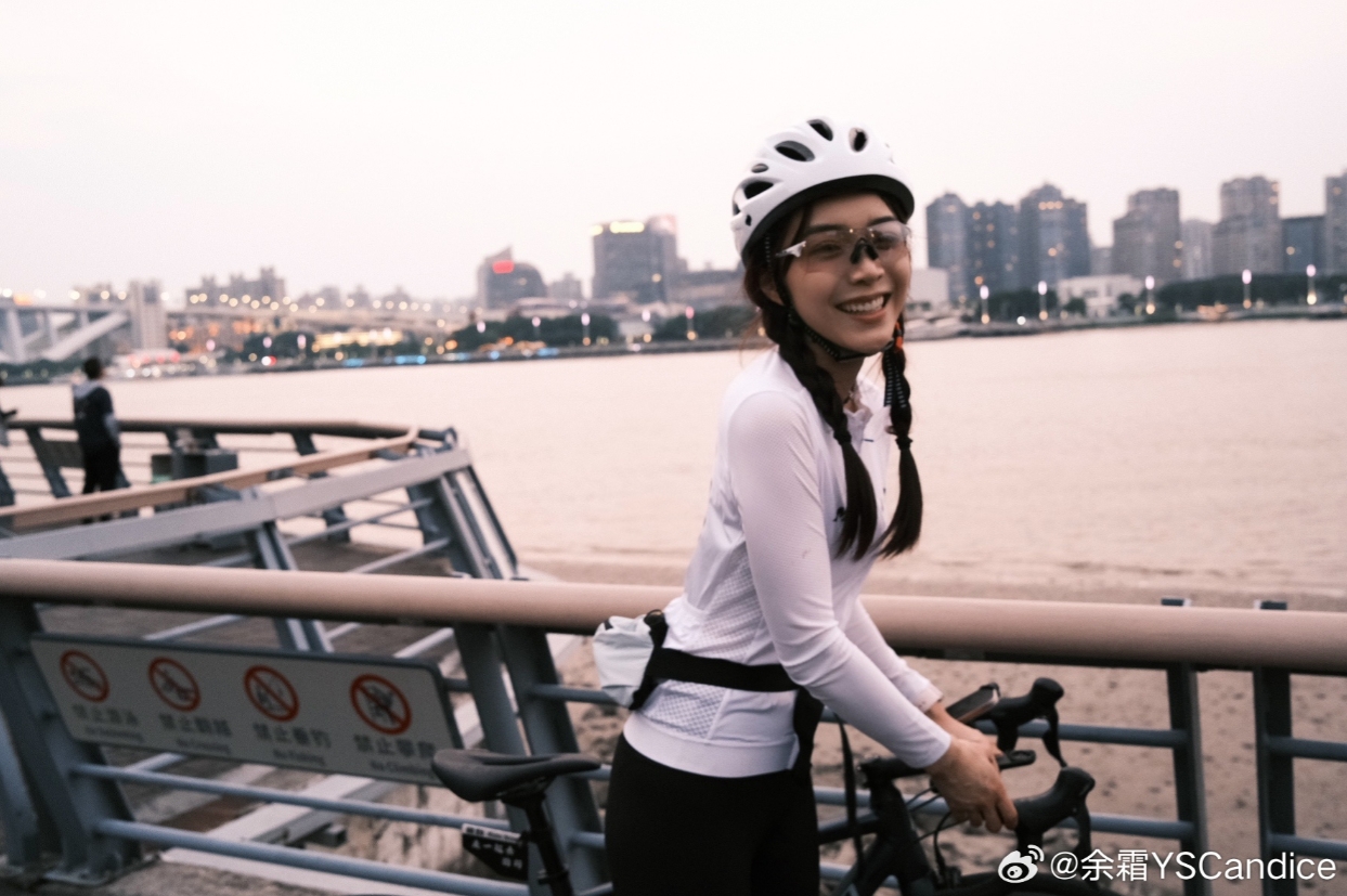 LPL女主持余霜晒骑行照：在上海的第一次骑行就在滨江骑行一个来回