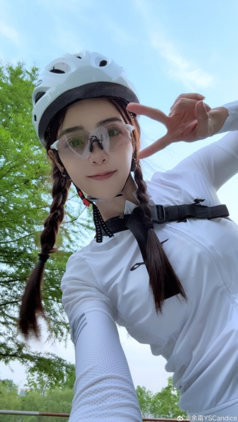LPL女主持余霜晒骑行照：在上海的第一次骑行就在滨江骑行一个来回