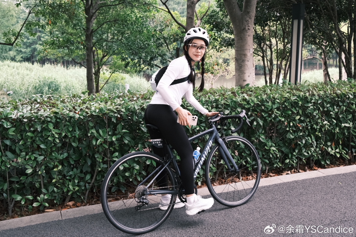 LPL女主持余霜晒骑行照：在上海的第一次骑行就在滨江骑行一个来回