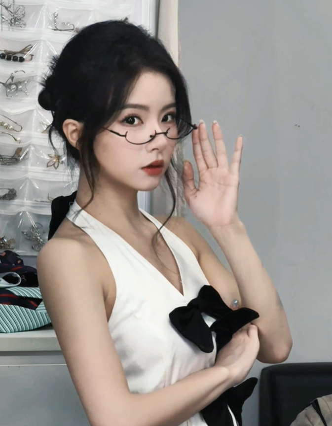 PEL主持方游晒照：上我的课 得安静才行哦🤫