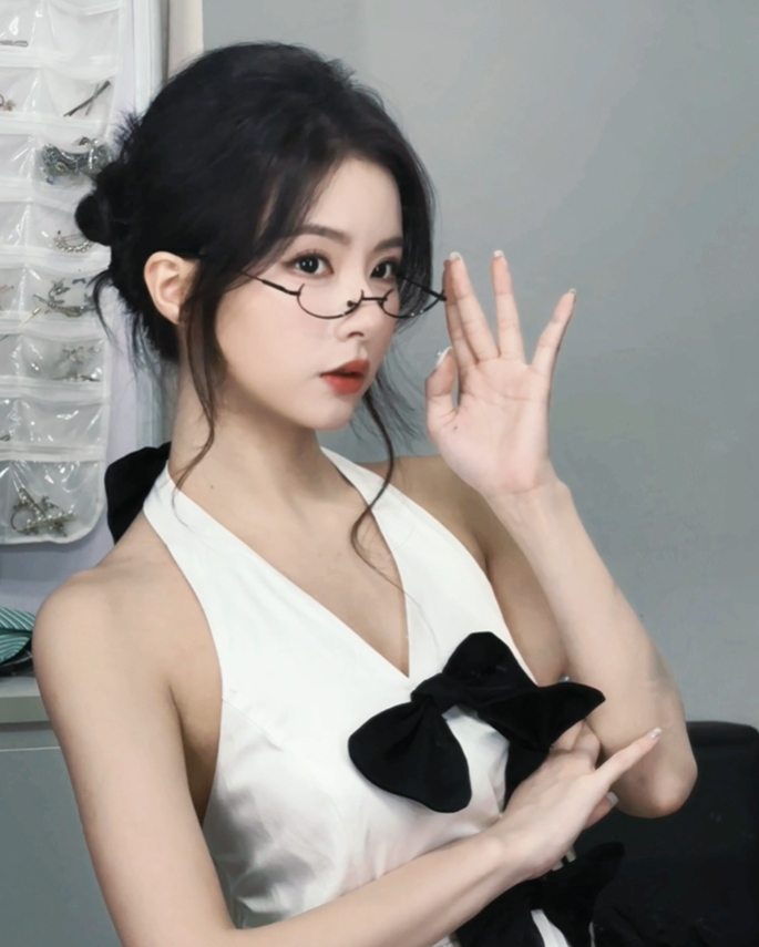 PEL主持方游晒照：上我的课 得安静才行哦🤫