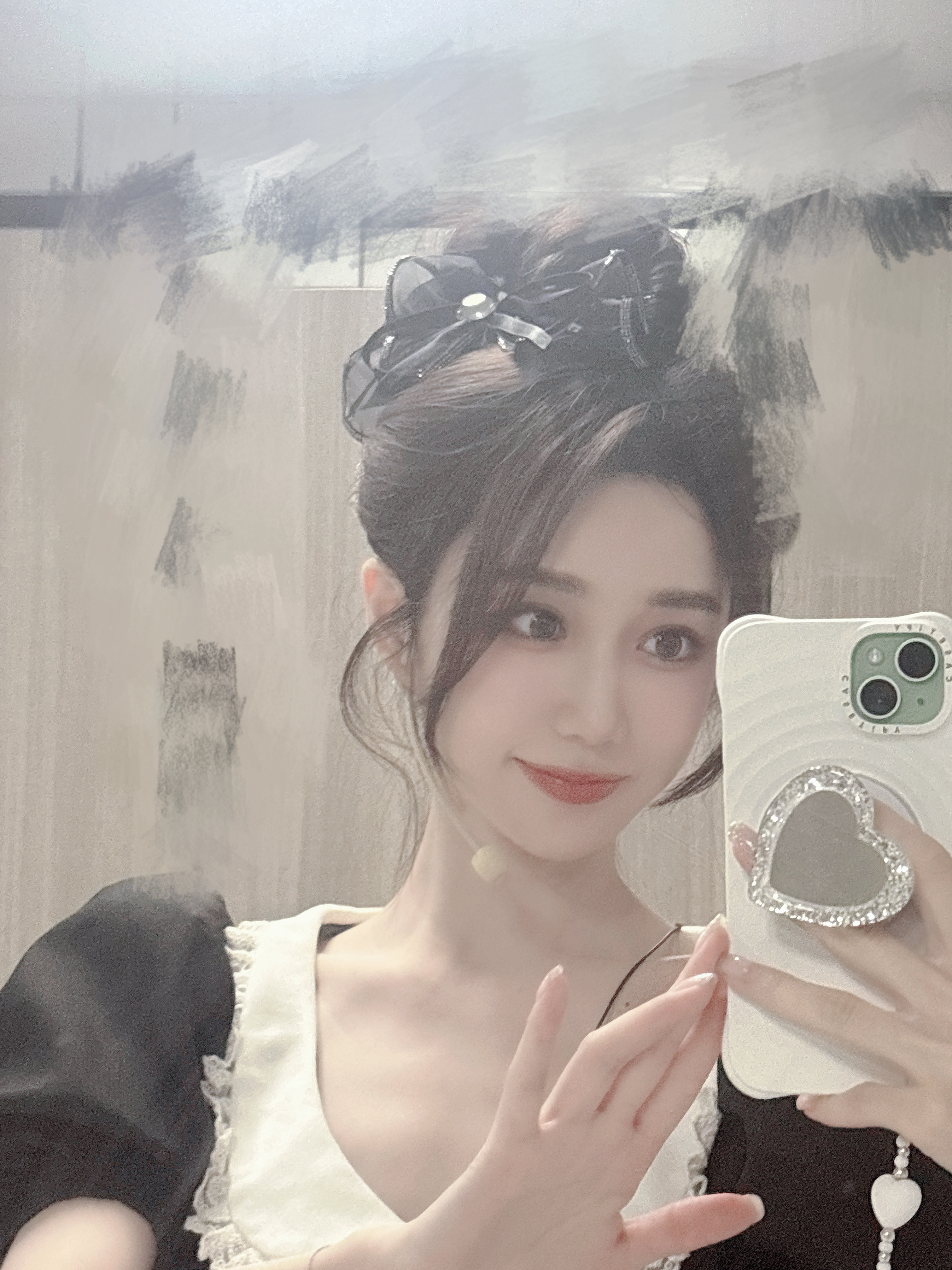 小悠珊珊晒照：今天在英雄联盟手游超级联赛上班～