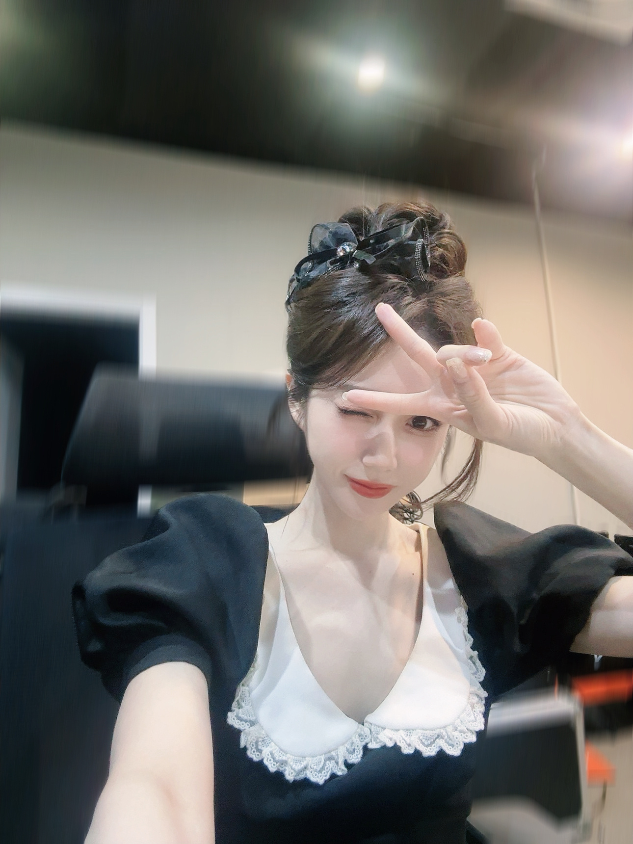 小悠珊珊晒照：今天在英雄联盟手游超级联赛上班～