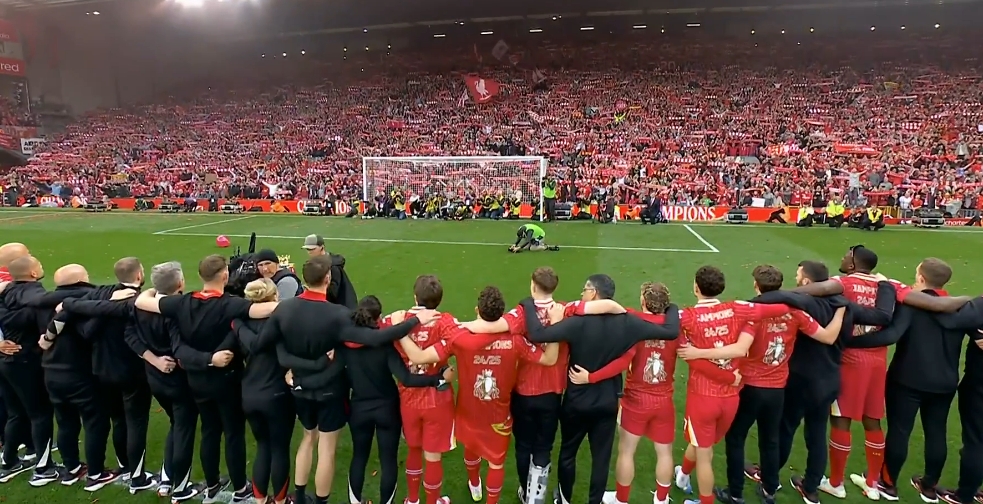 赛后经典环节！安菲尔德全场同唱“You will never walk alone”