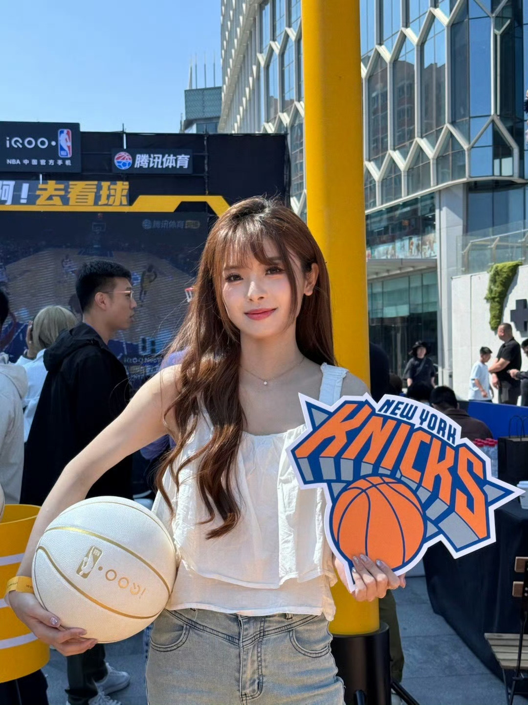 LPL女主持人Yangyang分享工作照片：Towns 您今天很棒！恭喜尼克斯〜