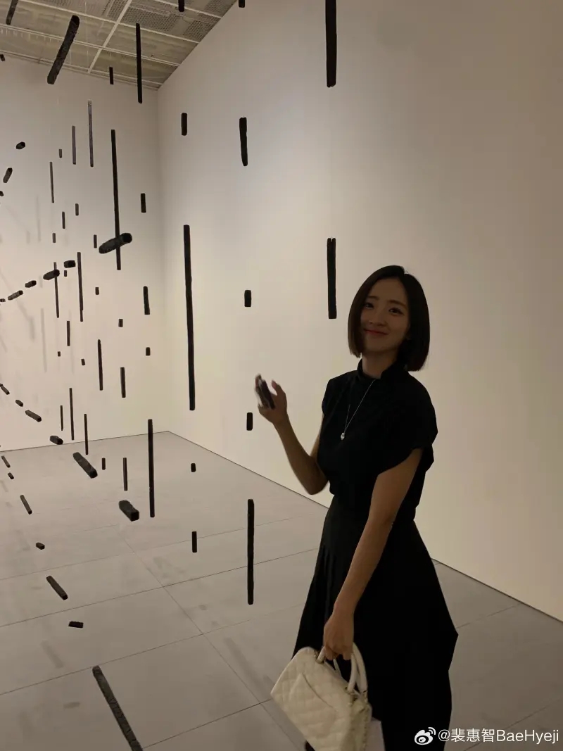 LCK主持裴惠智晒照：去看了展览，享受了一下文化生活