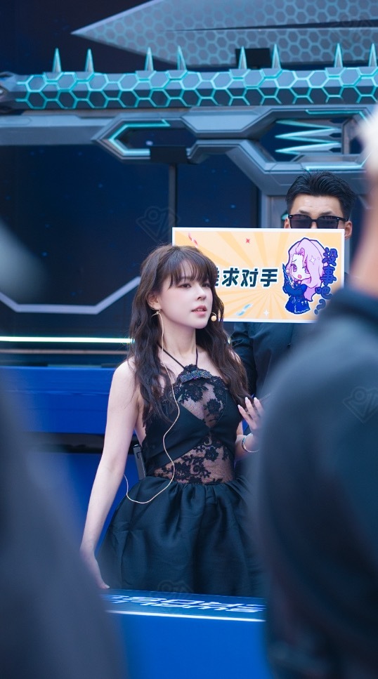 前PUBG美女选手沫子晒照：打卡武汉了 自己做的妆造点评下~